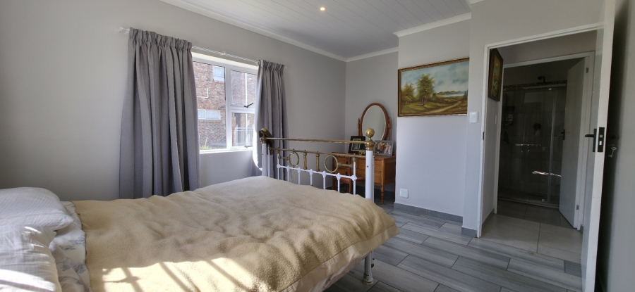 3 Bedroom Property for Sale in Boggomsbaai Western Cape
